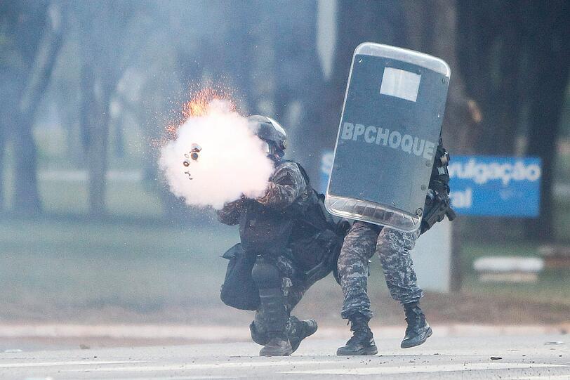Straßenschlachten zwischen Ureinwohnern und gepanzerten Polizeieinheiten in Brasília: Die irren Bilder.