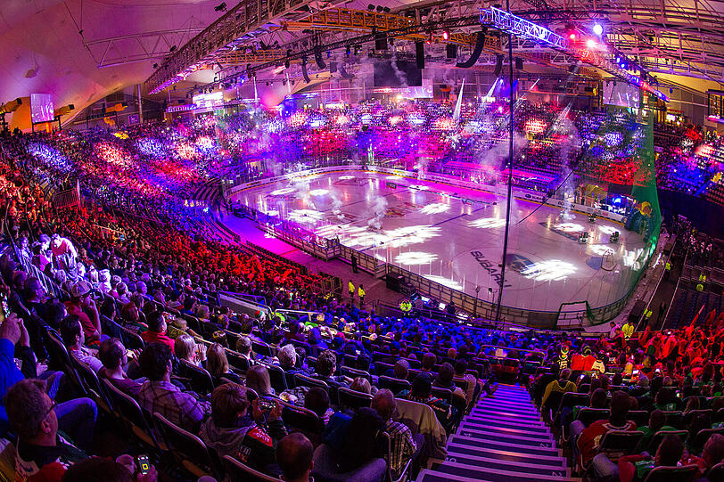 Farbenfrohes Spektakel des EHC in der Olympiahalle.