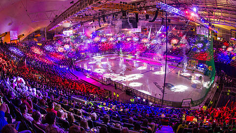 Farbenfrohes Spektakel des EHC in der Olympiahalle.