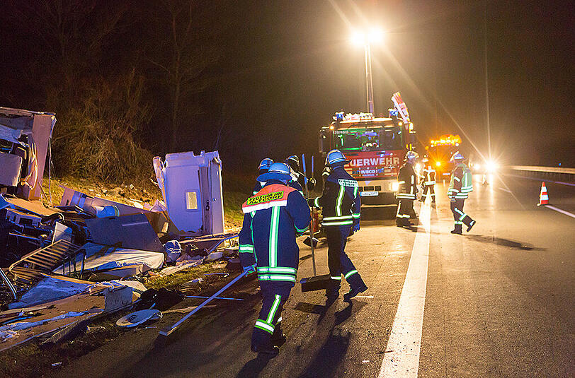Bilder vom Unfallort in Altdorf: Auf der A3 kollidierte ein Wagen mit einem Wohnmobil, welches vollkommen zerfetzt wurde.