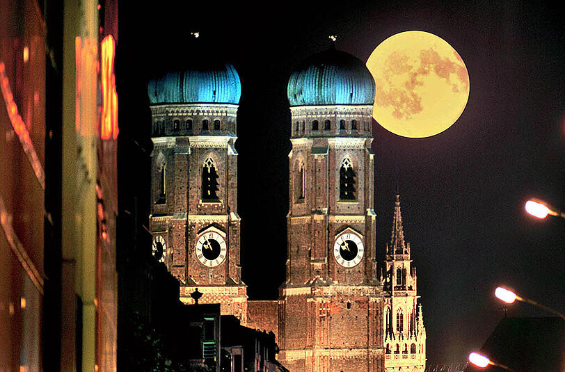 Voll und gelb präsentiert sich der Mond hinter der Frauenkirche. Am heutigen Montag ist der Mond der Erde besonders nahe und wird in München deshalb sicher für ähnlich beeindruckende, wenn nicht sogar noch spektakulärere Bilder sorgen.