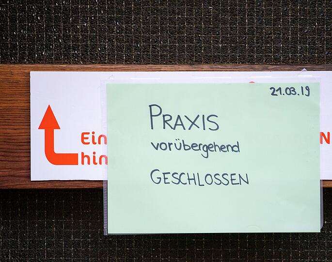 Würzburg: "Praxis vorübergehend geschlossen" steht auf einem Zettel am Eingang zur einer Praxis für Logopädie. In Würzburg wartet ein Logopäde auf seinen Prozess wegen Missbrauchs von Kindern. Die für Cybercrime zuständige Generalstaatsanwaltschaft in Bamberg wirft ihm vor, sich in 66 Fällen an meist behinderten oder entwicklungsverzögerten Kindern vergangen zu haben - entweder in seinen Praxisräumen oder in Kindergärten, unentdeckt vom Aufsichtspersonal.