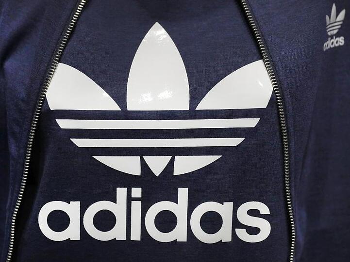 Kleidungsstücke des Sportartikelherstellers Adidas. Foto: Daniel Karmann/dpa/Symbolbild