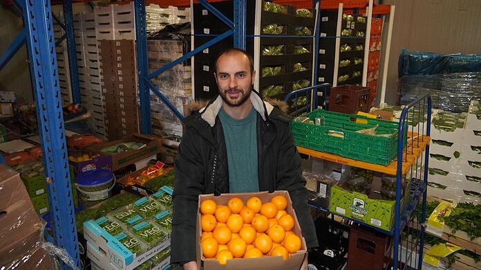 Francesco Fragiacomo verkauft Obst und Gemüse - Orangen gerade kaum. Die gingen gut an Hotel-Buffets, die es gerade nicht gibt.