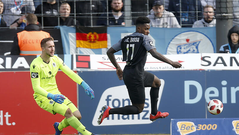 Früher Gegenspieler, ab Januar dann zusammen im Team: Biankadi (r.) und Löwen-Torwart Marco Hiller.