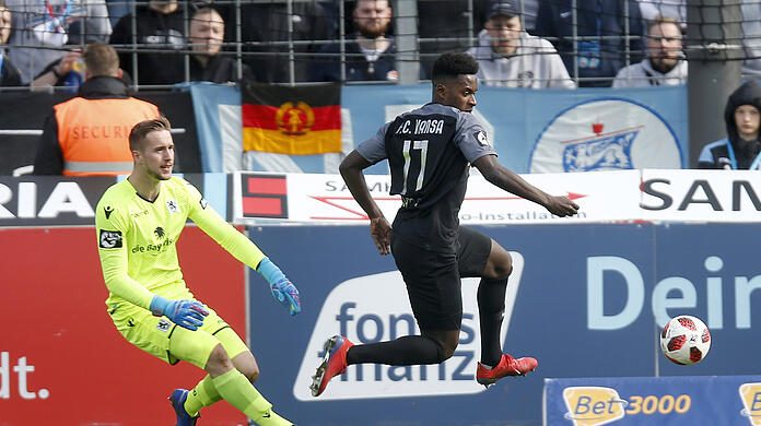Früher Gegenspieler, ab Januar dann zusammen im Team: Biankadi (r.) und Löwen-Torwart Marco Hiller.
