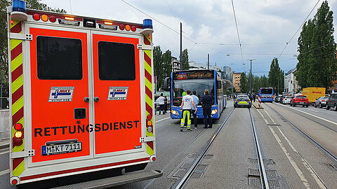 Bei der Vollbremsung des Busses kamen drei Fahrgäste zu Fall und verletzten sich dabei.