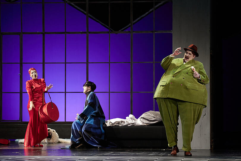 Elena Fink (Anita), Alexandros Tsilogiannis (Max) und Holger Ohlmann (Manager) in "Jonny spielt auf" im Gärtnerplatztheater.