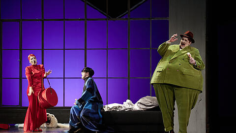 Elena Fink (Anita), Alexandros Tsilogiannis (Max) und Holger Ohlmann (Manager) in "Jonny spielt auf" im Gärtnerplatztheater.