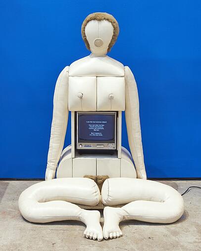 Nicola L. schuf 1969 "Little TV Woman: "I Am the Last Woman Object". Nicola L. schuf 1969 "Little TV Woman: "I Am the Last Woman Object".