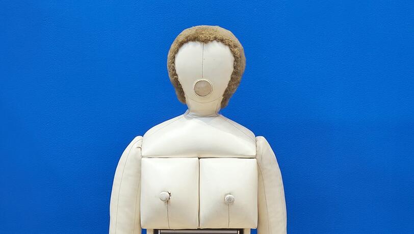Nicola L. schuf 1969 "Little TV Woman: "I Am the Last Woman Object". Nicola L. schuf 1969 "Little TV Woman: "I Am the Last Woman Object".
