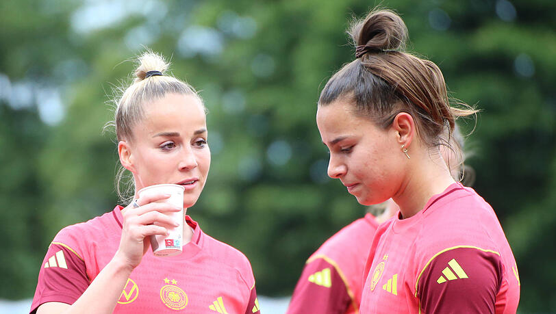Teamkolleginnen beim FC Bayern und im DFB-Team. Giulia Gwinn und Lena Oberdorf. Teamkolleginnen beim FC Bayern und im DFB-Team. Giulia Gwinn und Lena Oberdorf.