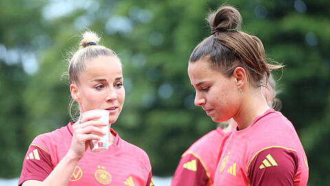 Teamkolleginnen beim FC Bayern und im DFB-Team.  Giulia Gwinn und Lena Oberdorf.