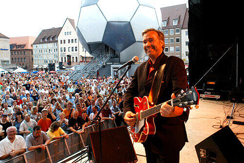 2005, im Jahr vor der Fußball-WM, beim Bardentreffen bereits auf der Hauptmarkt-Bühne: Stefan Gwildis deutscht Soul erfolgreich ein. Am Dienstag singt er im Hirsch.