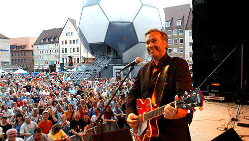 2005, im Jahr vor der Fußball-WM, beim Bardentreffen bereits auf der Hauptmarkt-Bühne: Stefan Gwildis deutscht Soul erfolgreich ein. Am Dienstag singt er im Hirsch. 2005, im Jahr vor der Fußball-WM, beim Bardentreffen bereits auf der Hauptmarkt-Bühne: Stefan Gwildis deutscht Soul erfolgreich ein. Am Dienstag singt er im Hirsch.
