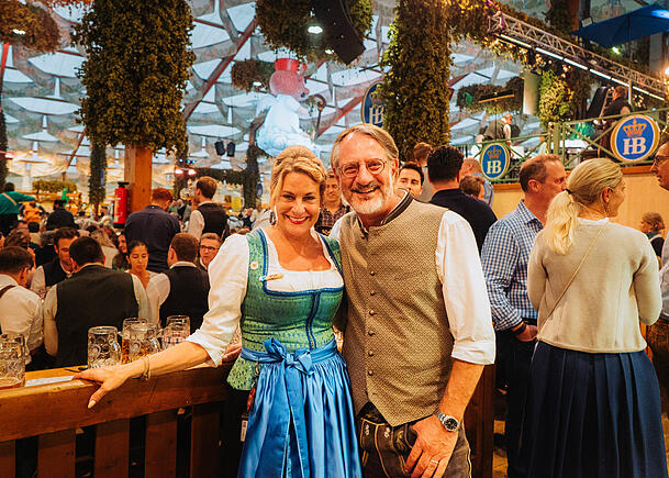 Mit Silja Steinberg in ihrem Hofbräuzelt. Zwischen dem Aloisios an der Decke und den Bierbänken passiert hier täglich so einiges.