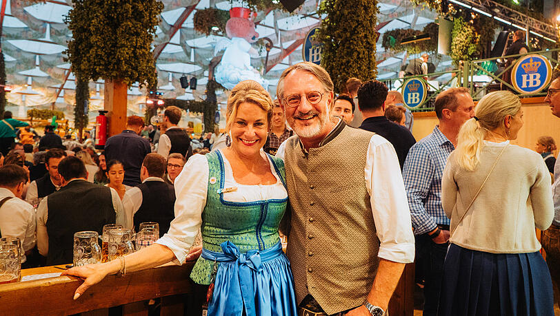 Mit Silja Steinberg in ihrem Hofbräuzelt. Zwischen dem Aloisios an der Decke und den Bierbänken passiert hier täglich so einiges. Mit Silja Steinberg in ihrem Hofbräuzelt. Zwischen dem Aloisios an der Decke und den Bierbänken passiert hier täglich so einiges.