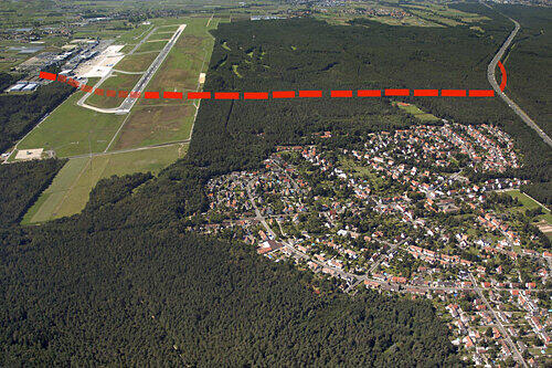 Entlang der roten Linie soll die umstrittene, 3,5 Kilometer lange Straße gebaut werden, die die Autobahn (rechts) mit dem Flughafen verbindet.