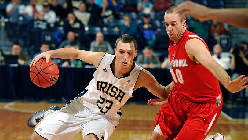 Ben Hansbrough (links) am Ball für die Universität von Notre Dame. Ben Hansbrough (links) am Ball für die Universität von Notre Dame.