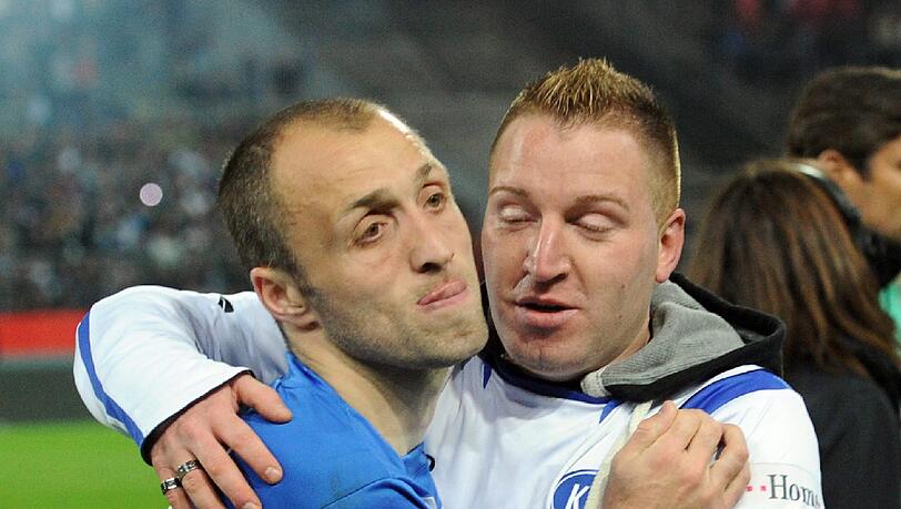 Der Karlsruher Alexander Iashvili ist nach dem Abpfiff deprimiert und wird von einem Fan getröstet. Der Karlsruher Alexander Iashvili ist nach dem Abpfiff deprimiert und wird von einem Fan getröstet.
