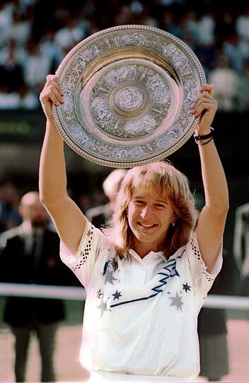 Gegen die Gewinnerin der vorherigen Jahre, Martina Navrátilová, gewinnt Steffi Graf zum ersten Mal das Turnier in Wimbledon.