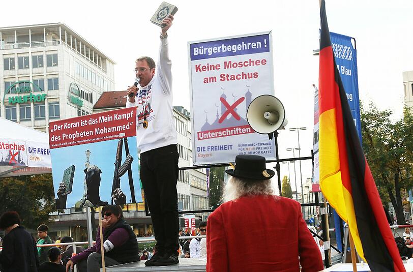 Der Vorsitzende der Partei "Die Freiheit", Michael Stürzenberger, bei einer Unterschriftensammlung am Marienplatz. Ein Parteimitglied muss nun wegen Volksverhetzung vor Gericht.