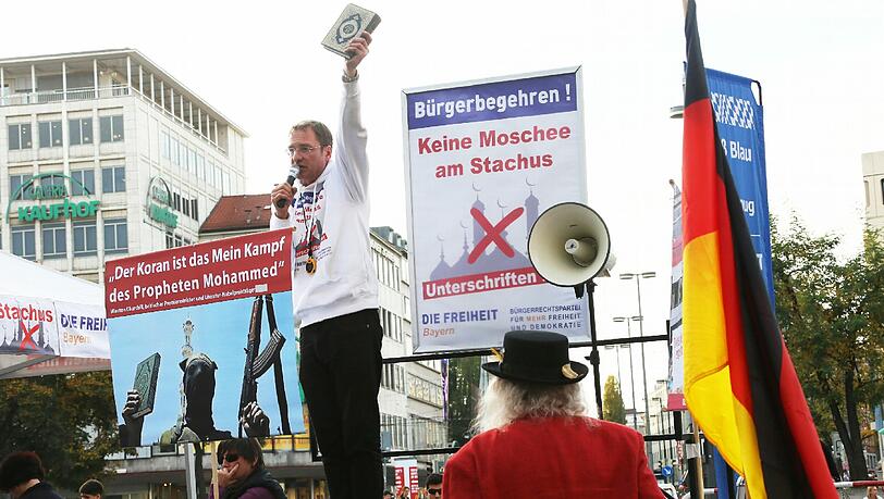 Der Vorsitzende der Partei "Die Freiheit", Michael Stürzenberger, bei einer Unterschriftensammlung am Marienplatz. Ein Parteimitglied muss nun wegen Volksverhetzung vor Gericht. Der Vorsitzende der Partei "Die Freiheit", Michael Stürzenberger, bei einer Unterschriftensammlung am Marienplatz. Ein Parteimitglied muss nun wegen Volksverhetzung vor Gericht.