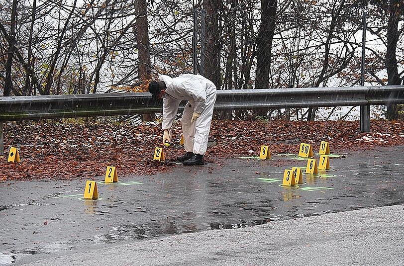 Spurensicherer am Tatort in Söll. Der Grieche war regelrecht hingerichtet worden.