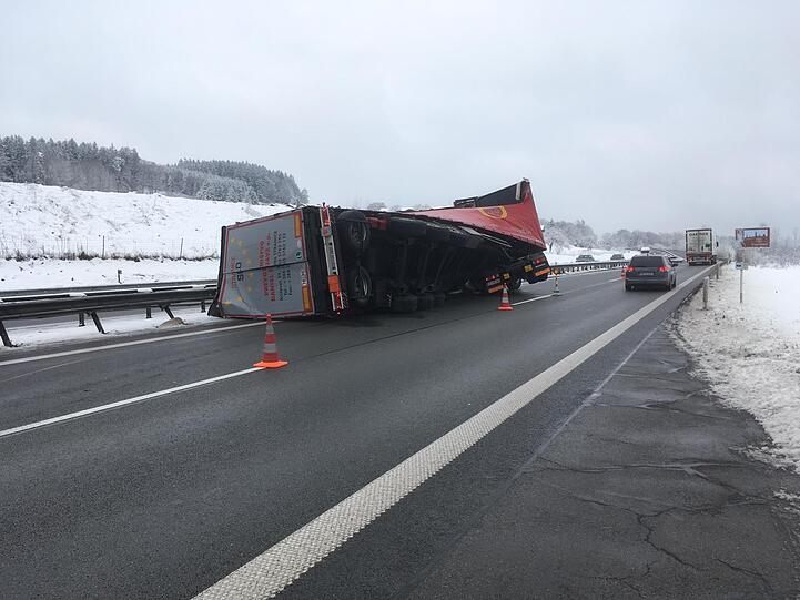 Bei dem Unfall auf der A8 ist ein Lastwagen mit teilweise entzündlichen Stoffen umgekippt. Die Bergungsarbeiten dauerten mehrere Stunden an.