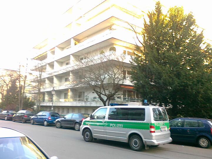 Ein Polizeibus am Donnerstagnachmittag vor Gurlitts Haus in Schwabing.