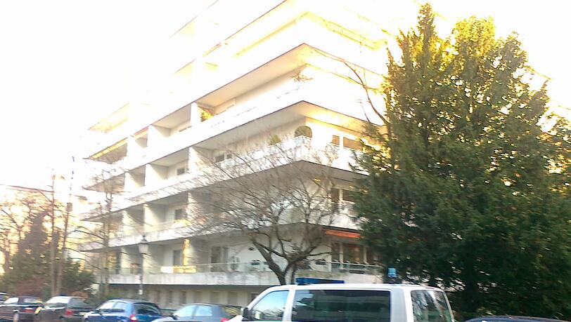 Ein Polizeibus am Donnerstagnachmittag vor Gurlitts Haus in Schwabing. Ein Polizeibus am Donnerstagnachmittag vor Gurlitts Haus in Schwabing.