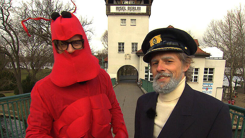 Joko Winterscheidt als Krabbe (l.) und Klaas Heufer-Umlauf im Käpt'n-Iglo-Look Joko Winterscheidt als Krabbe (l.) und Klaas Heufer-Umlauf im Käpt'n-Iglo-Look