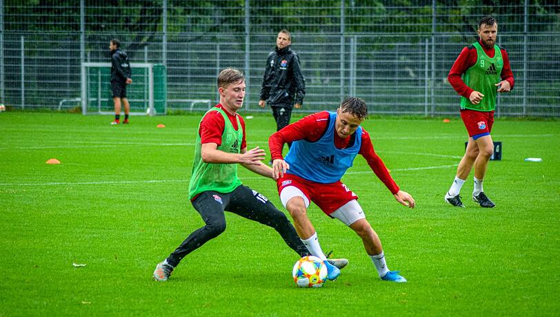 Erstes Training, aber bei Unterhaching ging es gestern gleich ordentlich zur Sache. Erstes Training, aber bei Unterhaching ging es gestern gleich ordentlich zur Sache.