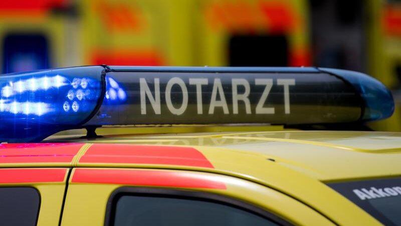 Ein Notarztwagen mit Blaulicht. Foto: Monika Skolimowska/dpa-Zentralbild/dpa/Symbolbild