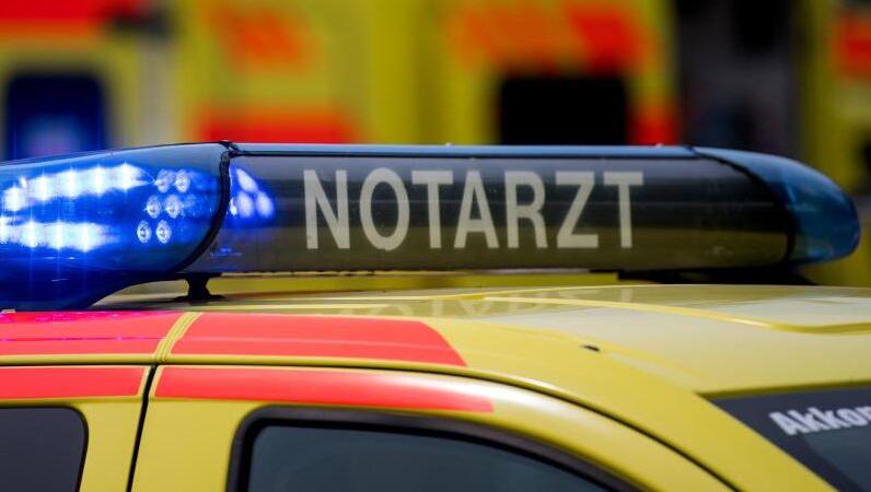 Ein Notarztwagen mit Blaulicht. Foto: Monika Skolimowska/dpa-Zentralbild/dpa/Symbolbild Ein Notarztwagen mit Blaulicht. Foto: Monika Skolimowska/dpa-Zentralbild/dpa/Symbolbild