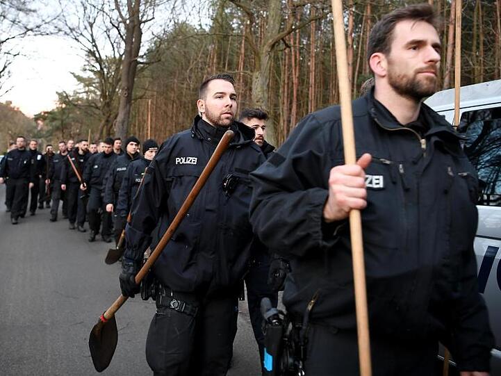 Berliner Polizisten brechen bei Einbruch der Dunkelheit die Suche nach der vermissten Rebecca in einem Waldstück ab.