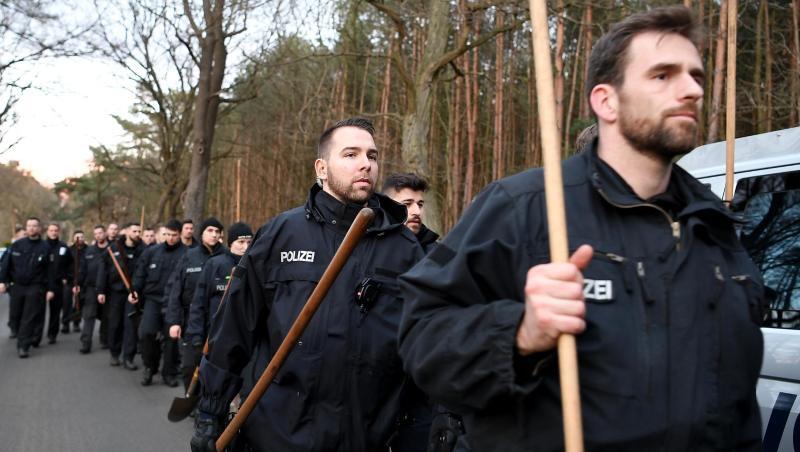 Berliner Polizisten brechen bei Einbruch der Dunkelheit die Suche nach der vermissten Rebecca in einem Waldstück ab. Berliner Polizisten brechen bei Einbruch der Dunkelheit die Suche nach der vermissten Rebecca in einem Waldstück ab.