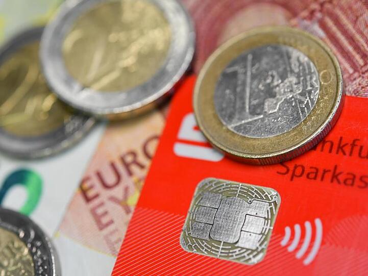 Der Studie zufolge sind Zahlungen mit Schein und Münze rund sieben Sekunden schneller als mit Karte und Eingabe der PIN-Nummer.