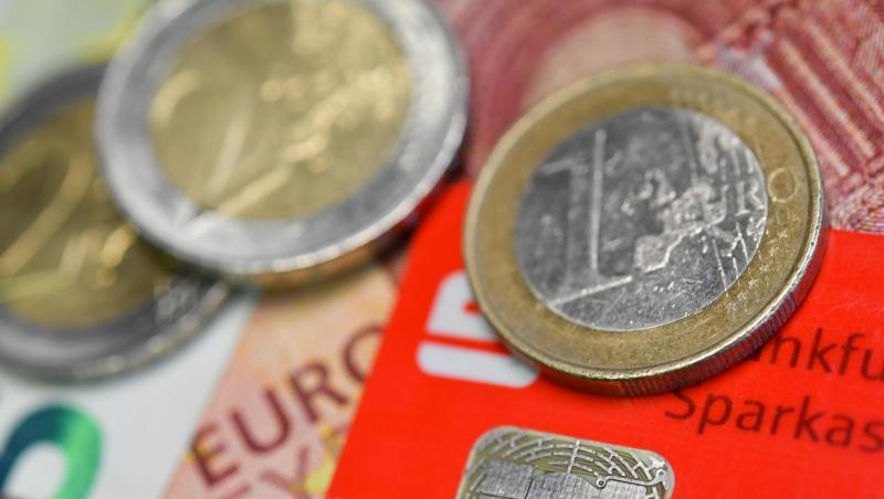 Der Studie zufolge sind Zahlungen mit Schein und Münze rund sieben Sekunden schneller als mit Karte und Eingabe der PIN-Nummer. Der Studie zufolge sind Zahlungen mit Schein und Münze rund sieben Sekunden schneller als mit Karte und Eingabe der PIN-Nummer.