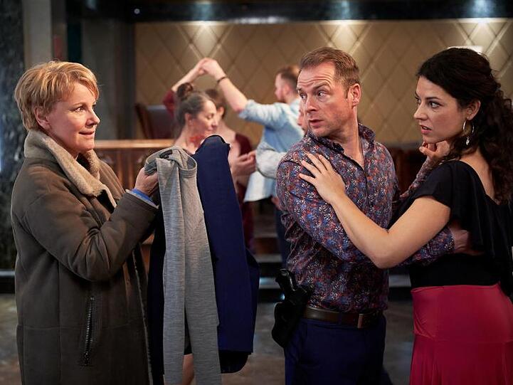 Marie Brand (Mariele Millowitsch, l) holt Jürgen Simmel (Hinnerk Schönemann, M) vom Tanzen mit Stephanie Kluge (Claudia Kottal).