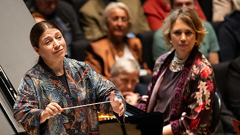 Die Pianistin Gabriela Montero (re.) mit der Dirigentin Dalia Stasevska in der Isarphilharmonie.