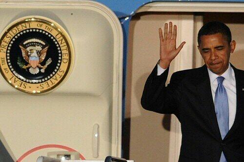 Ein Gruß an die wartenden Reporter: Obama bei seiner Ankunft
