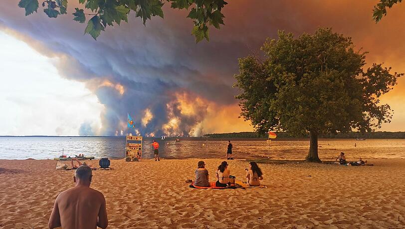 Noch ist der beliebte Urlaubsort Lacanau nicht direkt von dem Waldbrand bedroht. Noch ist der beliebte Urlaubsort Lacanau nicht direkt von dem Waldbrand bedroht.