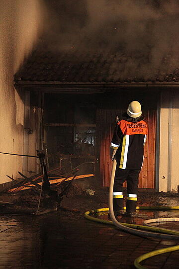 Zu einem Garagenbrand in Dörfl wurden mehrere Feuerwehren alarmiert. Das Feuer ist vermutlich im Dachbereich der Garage ausgebrochen und griff auf das Wohnhaus über.