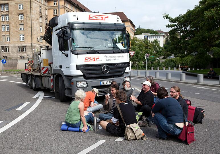 Die Demonstranten in Stuttgart hatten keine Chance. Die Polizei griff sofort in den Sitzstreik ein und trug die Streiker kurzerhand aus dem Weg.