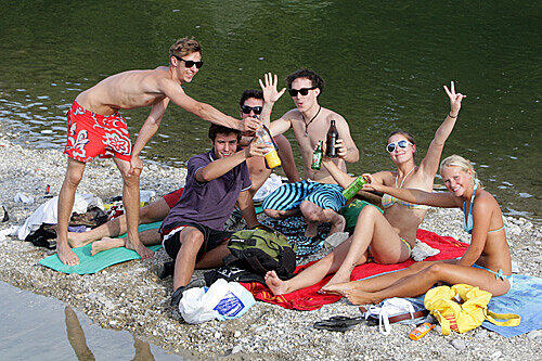 Falk, Moritz, Sebi, Timo, Lena und Laura (von links) haben ihre eigene Isar-Insel - ein echter Luxus. Wenn das kein Grund zum Feiern ist!