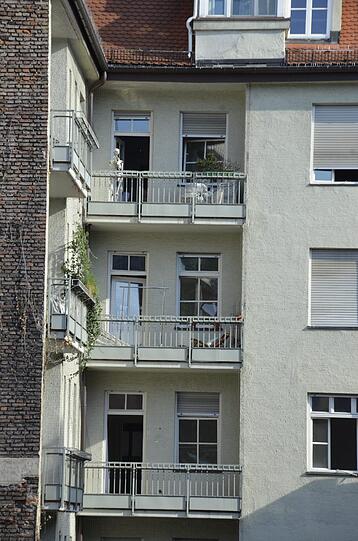 Schwabing am Tag nach der Bombensprengung: Die Spuren der Detonation sind deutlich zu erkennen, teilweise hat sie schwere Schäden verursacht. Derzeit werden die Schäden an den Gebäuden der Umgebung erfasst.