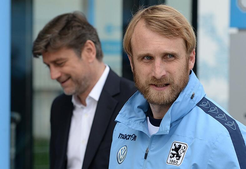 Noch am selben Tag verkündet der Verein, dass Daniel Bierofka bis zum Ende der Saison Cheftrainer der Löwen wird. Der 37-Jährige, der keine gültige Trainerlizenz besitzt, übernahm zusammen mit dem bisherigen Assistenten Kurt Kowarz (58) im Saisonendspurt die Verantwortung - mit Erfolg. Den Löwen gelang der vorzeitige Klassenerhalt. Doch dann ging eine mühsame Trainersuche los.