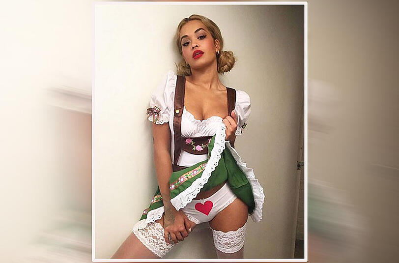 Sexy Trachtenmix: Sängerin Rita Ora setzt ihre Kurven perfekt in Szene.