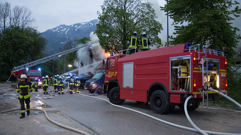 Die Feuerwehr musste am Samstagmorgen ein Feuer in einem Wirtshaus in Bad Reichenhall löschen. Die Bilder.